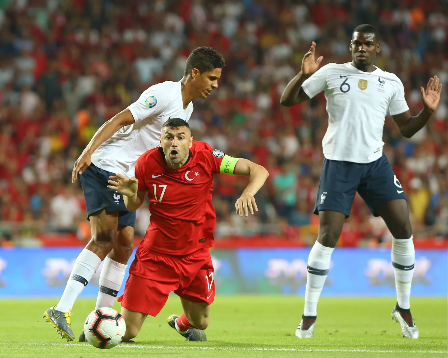Rafael Varane vasakul Türgi mängumeest takistamas.