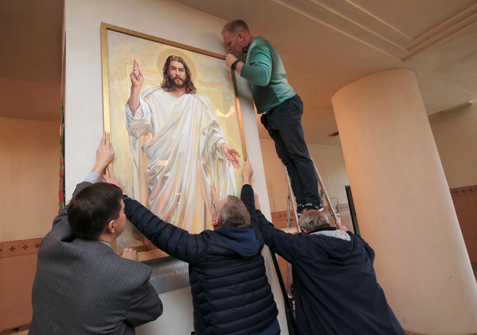 Kristus tõuseb seinale. Aitavad õpetaja Kristjan Luhamets (vasakult), kunstnik Aapo Pukk, koguduse liikmed Olev Põld ja Urmas Saupõld.