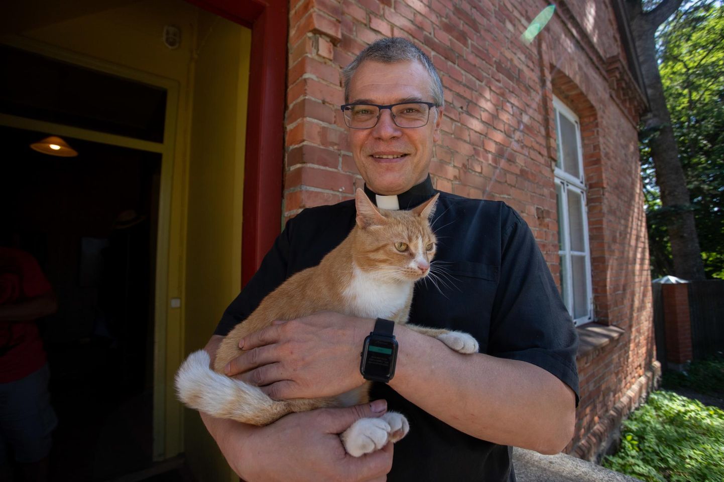 Marko Tiituse kass suri tõenäoliselt õhupüssist saadud haavli tõttu. Pildil Tiitus koos Triibuga oma kodu juures 2019. aastal.