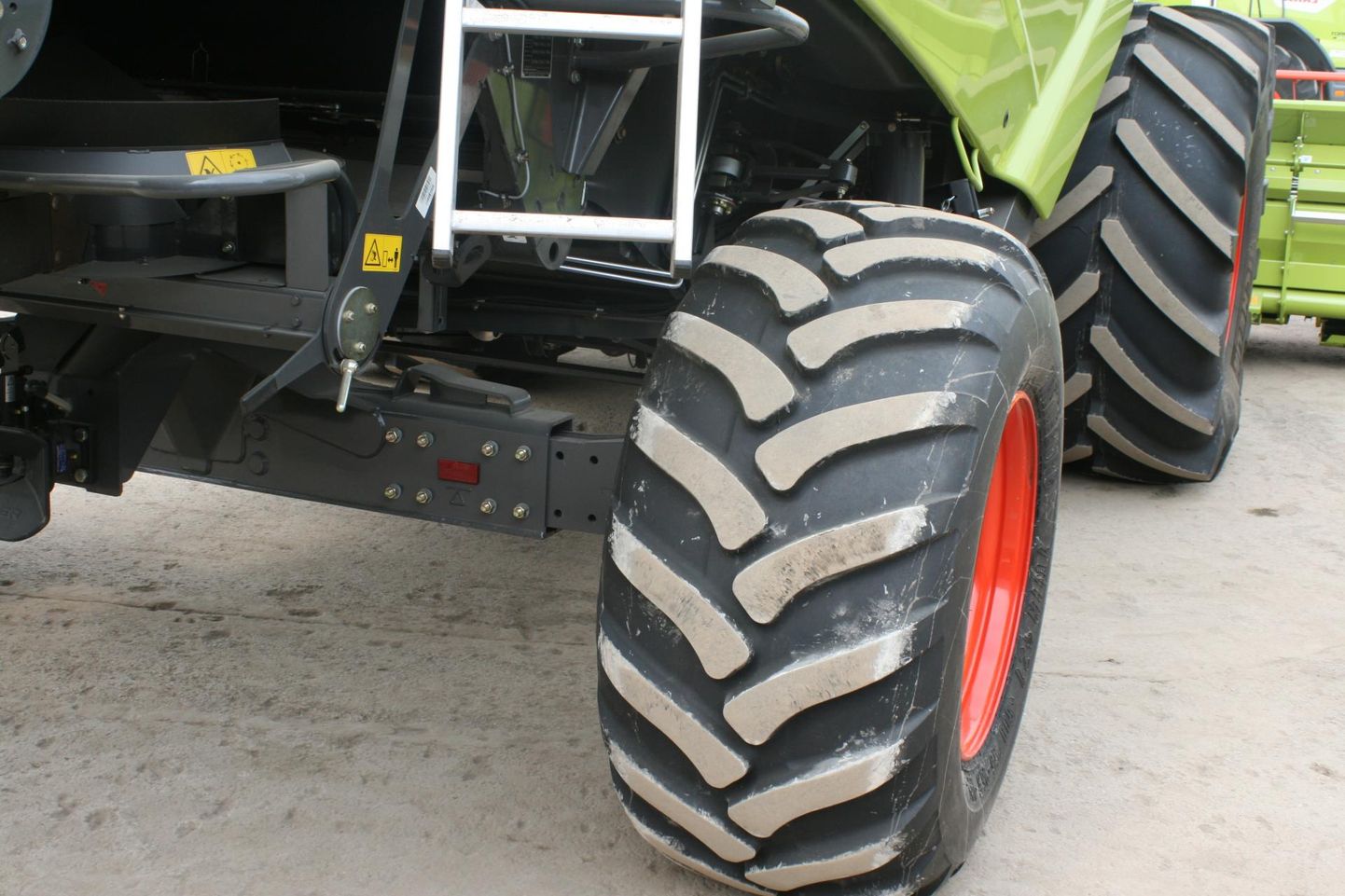 Uute ja raskete (võimsate) traktorite ning kombainide rehvid on spetsiaalse konstruktsiooniga ja mõeldud kasutamiseks vaid kindlat marki masina all.