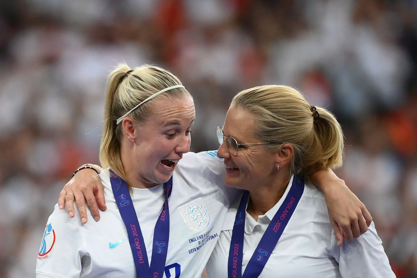Inglismaa koondise peatreener Sarina Wiegman (paremal) koos turniiri parimaks mängijaks valitud Beth Meadiga.