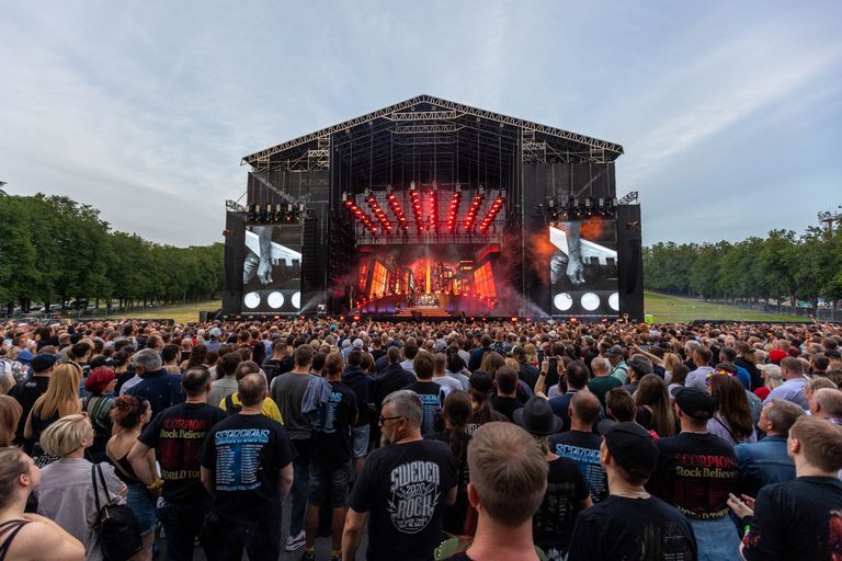 Концерт группы Scorpions на Таллиннском певческом поле в июне 2023 года.