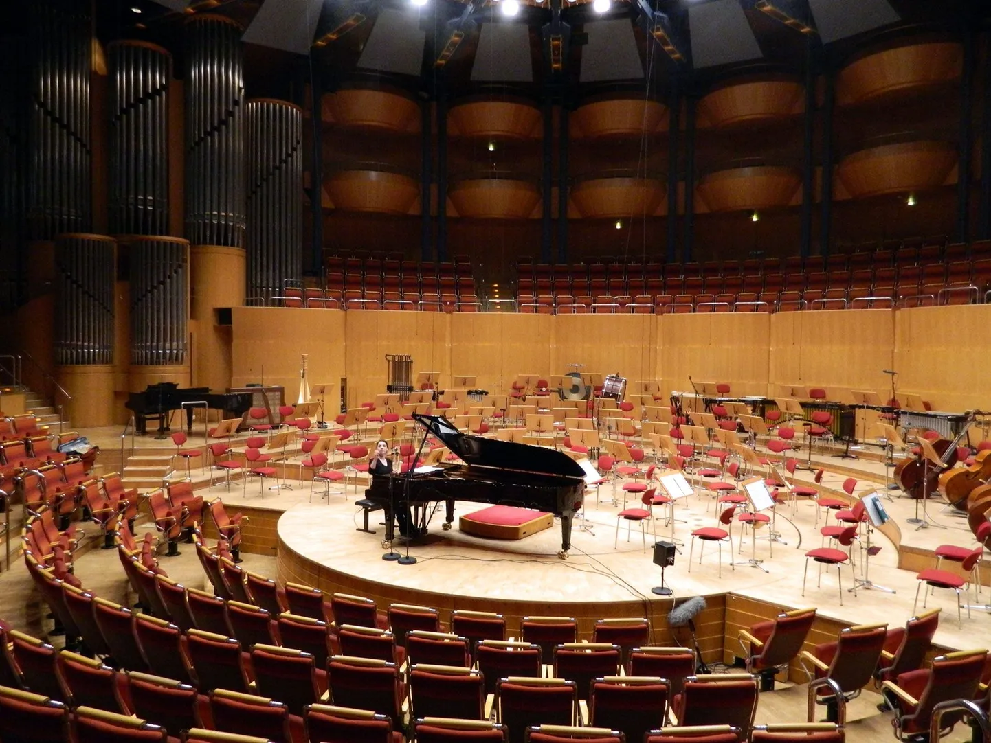 Noor sarmikas pianist Olga Scheps jäi pärast proovi veel klaveri taha, et koos helitehnikutega viimased nüansid paika timmida. Miski ei tohi jääda juhuse hooleks ei publiku ega ka mitte Lääne Saksa Ringhäälingu jaoks, kes kogu kontserdi üles võttis.