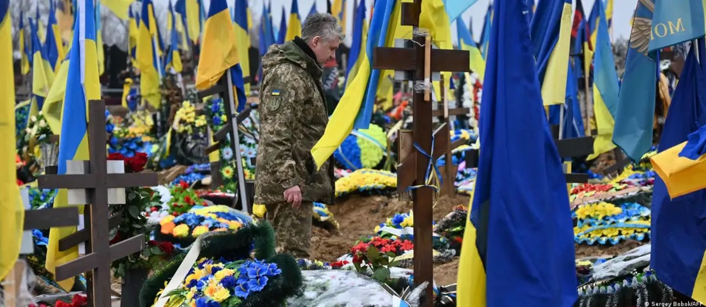 Могилы погибших украинских военных на кладбище в Харькове