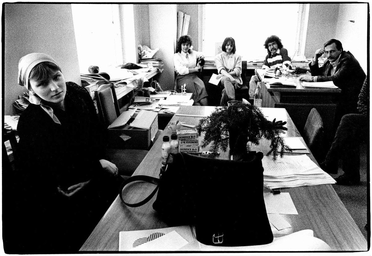 Preses nama 19. stāvā  1989. gada 7. janvārī pēc Jaungada balles un pirms pārcelšanās uz telpām Palasta ielā. No kreisās: mākslinieciskā redaktore Sarmīte Māliņa, tehniskā redaktore Ināra Jurjāne, tulkotāja Tamāra Ringa, dzejnieks un literārās nodaļas redaktors Guntars Godinš un galvenais redaktors Aivars Kļavis.
 