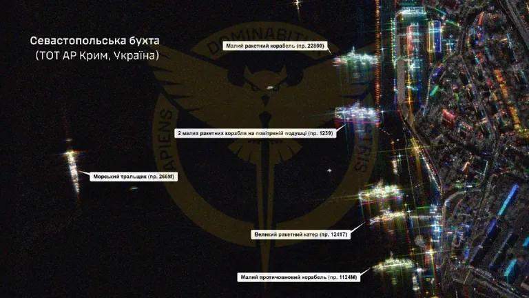Selline näeb välja Sevastopoli sadam rahvasatelliidi radaripildil. Kaitseministeeriumi spetsialistid on sellel ära märkinud olulised sihtmärgid.