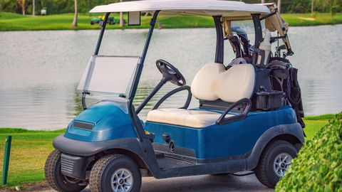 VIDEO ⟩ Heategu või hooletus? Golfikäru juhi instinktiivne hüpe Taimaal põhjustas ränga avarii
