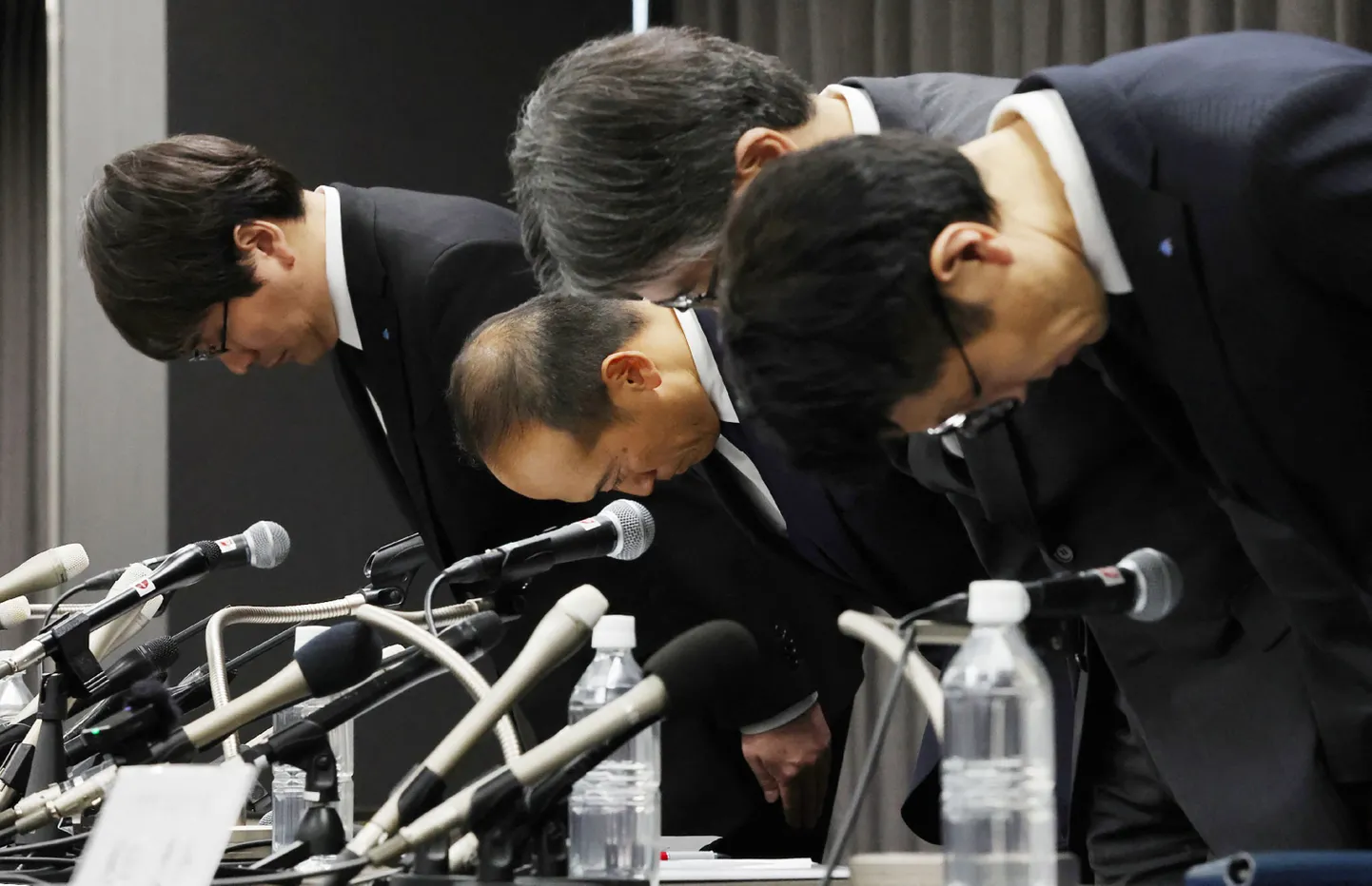 Kobayashi Pharmaceutical Co. president Akihiro Kobayashi ja teised ettevõtte esindajad enne pressikonverentsi.