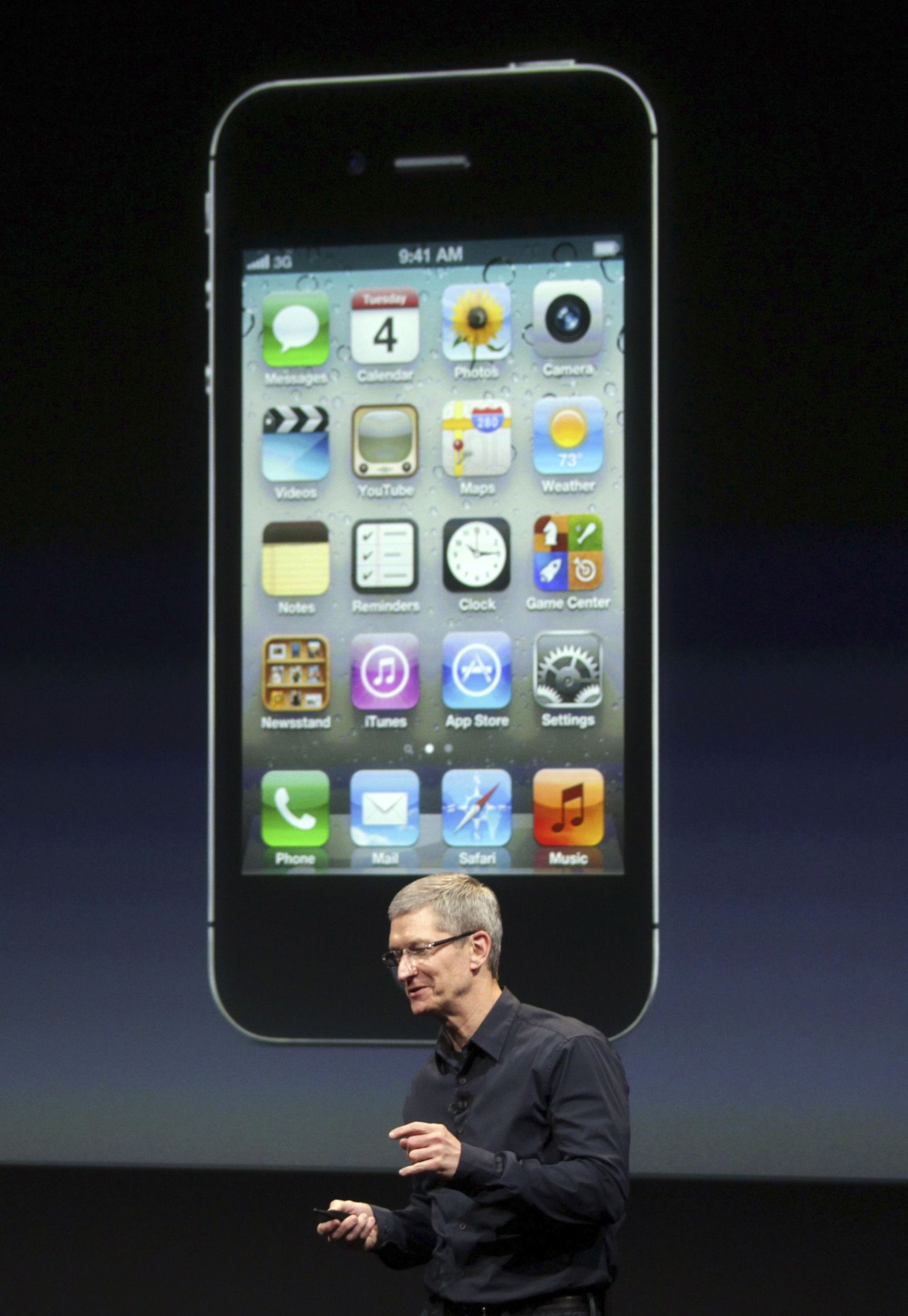 Глава Apple Тим Кук представляет новый iPhone 4S.