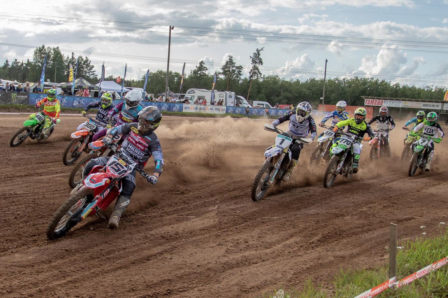 Pärnu motoklubi võidusõitja Harri Kullas (nr 151) pani Lauri rajal Monster Energy MX1 klassis oma paremuse maksma.