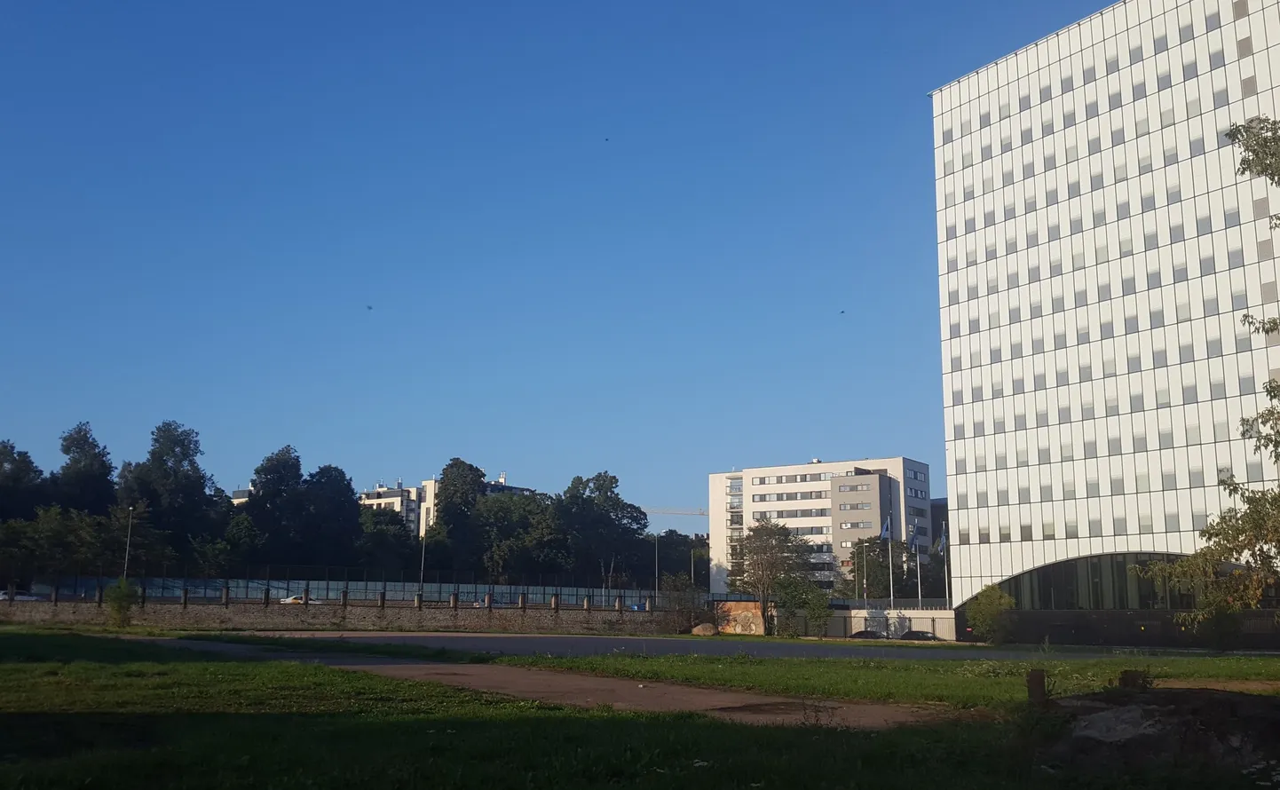 Praeguse superministeeriumi hoone kõrval asuv kunagine lastestaadion on juba palju aastaid oma saatust oodanud.