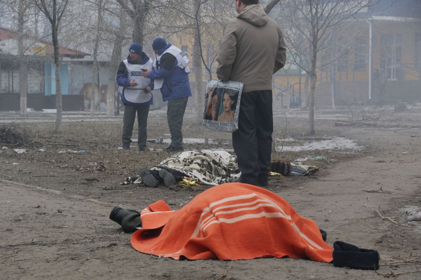 Kaks surnukeha Mariupoli elamurajoonis 24. jaanuaril.