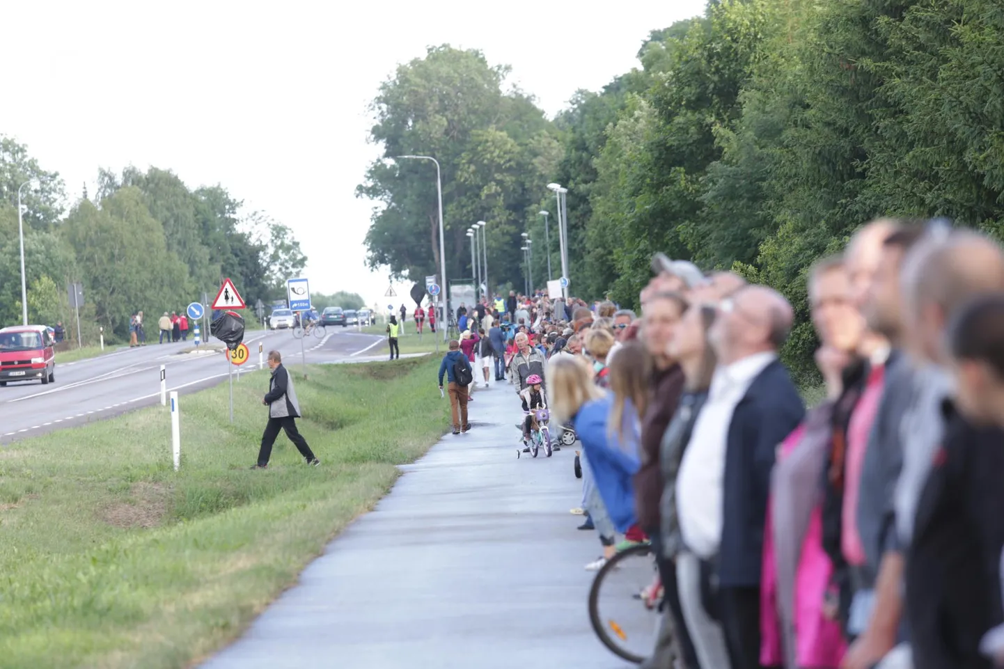 Nagu aastakümnete eest Balti ketis, nii hoidsid inimesed eile Tabiveres kätest kinni, avaldades seekord meelt tehase rajamise vastu.