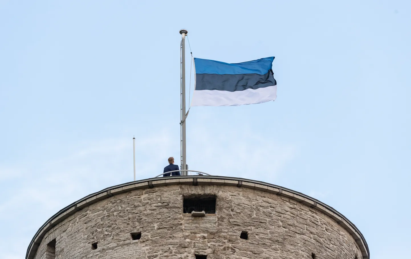 Lipupäeva puhul pidulik lipu heiskamine Toompeal Komandandi aias.