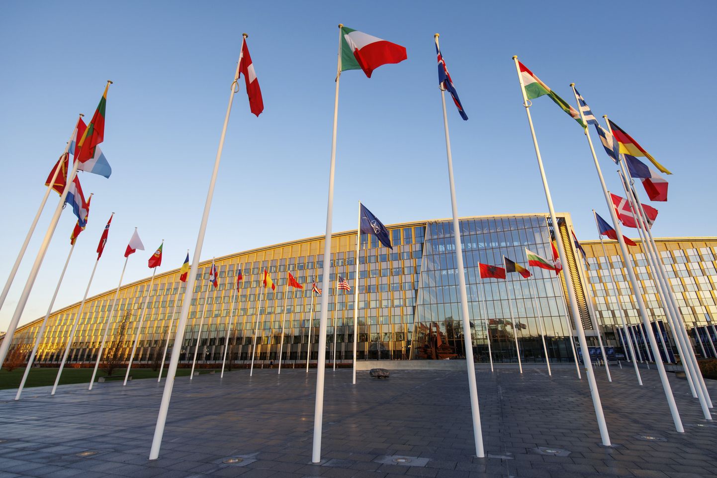 NATO lipp (keskel) ja liikmesriikide lipud NATO peakorteri juures Brüsselis. Foto on tehtud 16. novembril 2022. Soomest sai NATO liikmesriik 4. aprillil 2023
