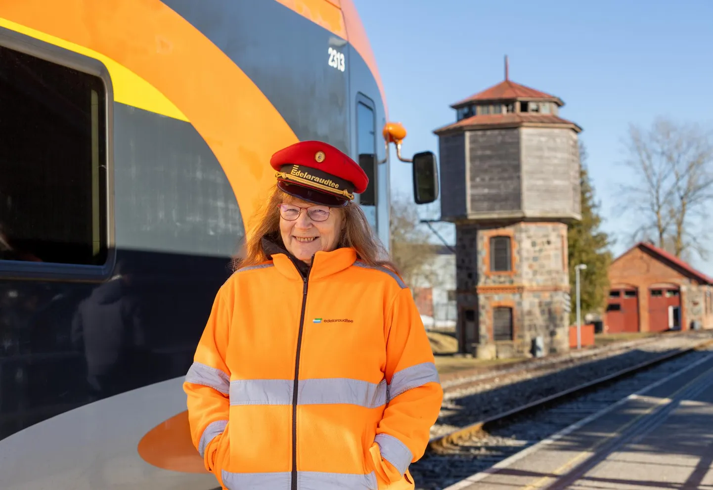 «Kõik on rõõmsad,» kinnitas oma viimasel tööpäeval üle 45 aasta raudteel töötanud Tiiu Vabrit. Tema oli viimane, kes Viljandi raudtee­jaamas 127 aastat olnud ametikohal töötas.