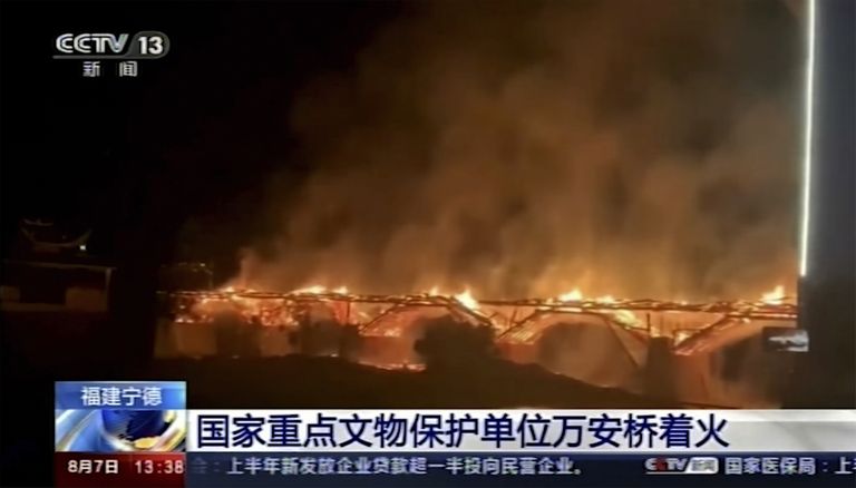 По мнению эксперта по древней архитектуре Пекинского университета Сюй Итао, самой вероятной причиной возгорания является человеческий фактор.