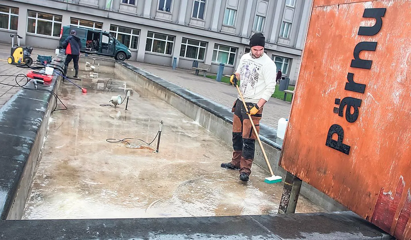 OÜ Kinbassi tehnikud kontrollivad purskkaevud üle, et esimesed neist 1. maiks tööle hakkaksid. Rannapromenaadi kaevud hakkavad vett purskama hiljemalt 15. mail.