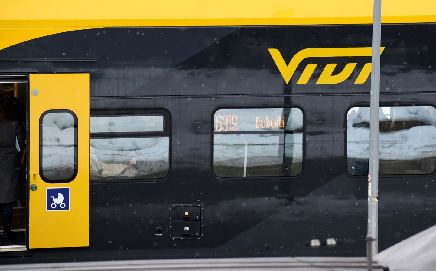 Pirmais jaunā "Pasažieru vilciens" elektrovilciena "Vivi" reiss no Rīgas Centrālās dzelzceļa stacijas uz "Dubultiem" Jūrmalā.