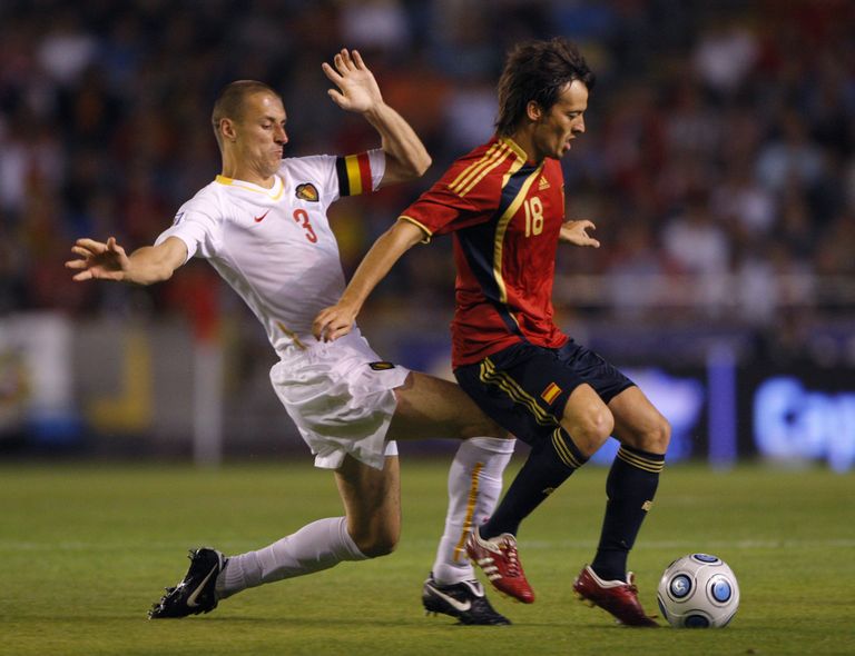 Timmy Simons (vasakul) võitlemas 2009. aastal MM-valikmängus hispaanlase David Silvaga. FOTO: Scanpix