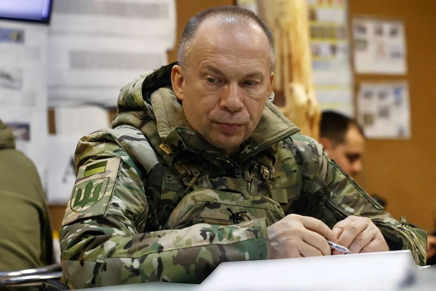 Ukraina relvajõudude ülemjuhataja Oleksandr Sõrskõi riigi idaosas teadmata asukohas saamas ülevaadet olukorrast rindel.