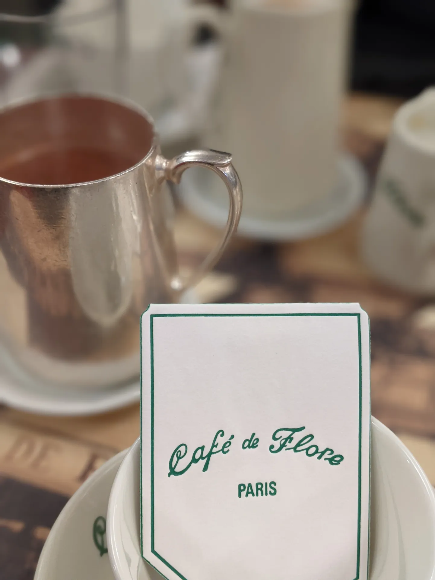 Fotol kohvik Cafe de Flore, mis oli Pariisis juba mitukümmend aastat tegutsenud, kui Johannes Aavik 1925. a Prantsusmaa pealinna väisas ja võimalik, et seal tassi kohvi konsumeeris.