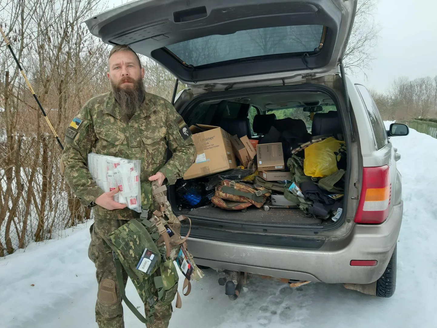 Isikliku sõiduautoga viib Ants Punning Ukraina piirilinna haavatutele tampoone ja territoriaalkaitsjatele varustust.