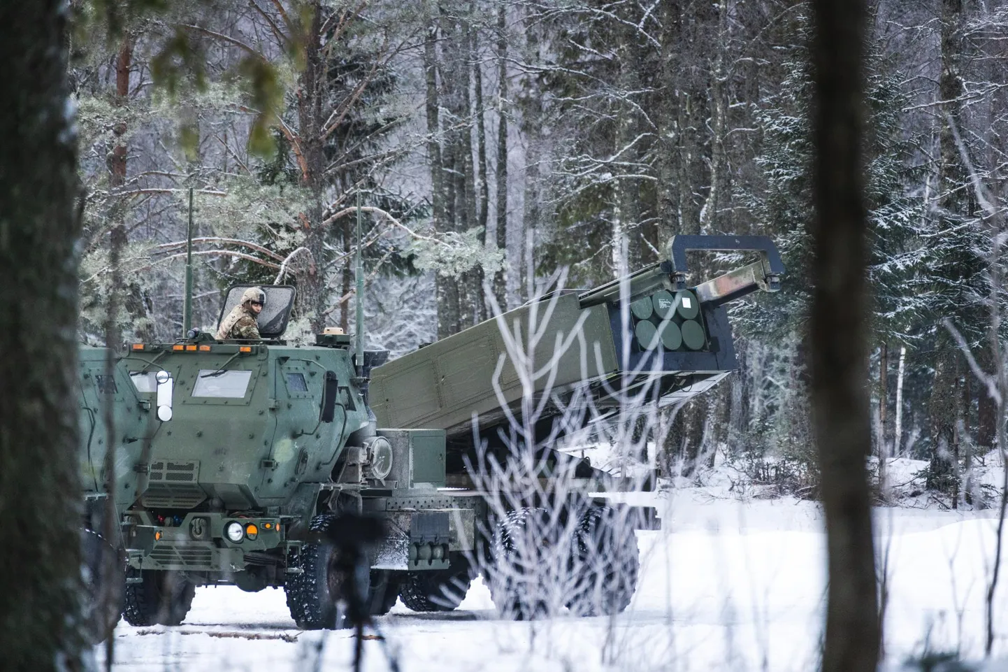 Mitmikraketiheitja HIMARS näitas kaitseväe keskpolügoonil tulejõudu.