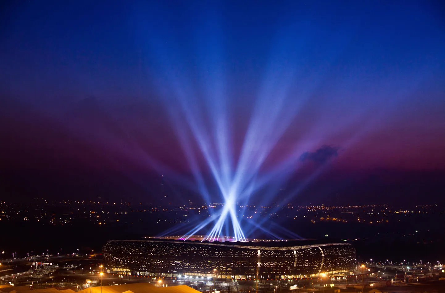 Valgusefektid Johennesburgi lähedal asuval Soccer City staadionil.