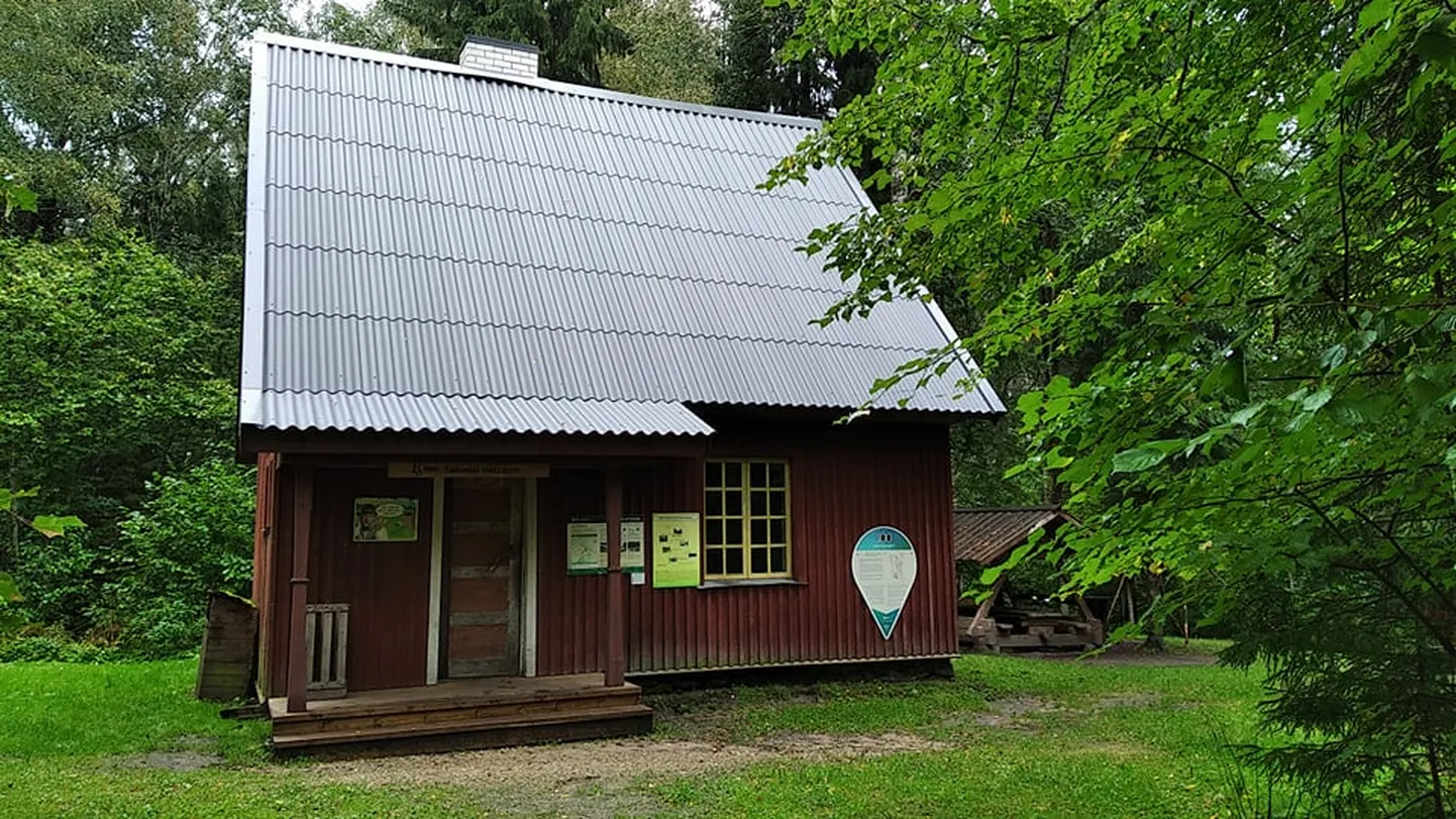 Uue katuse saanud Saeveski metsaonn.