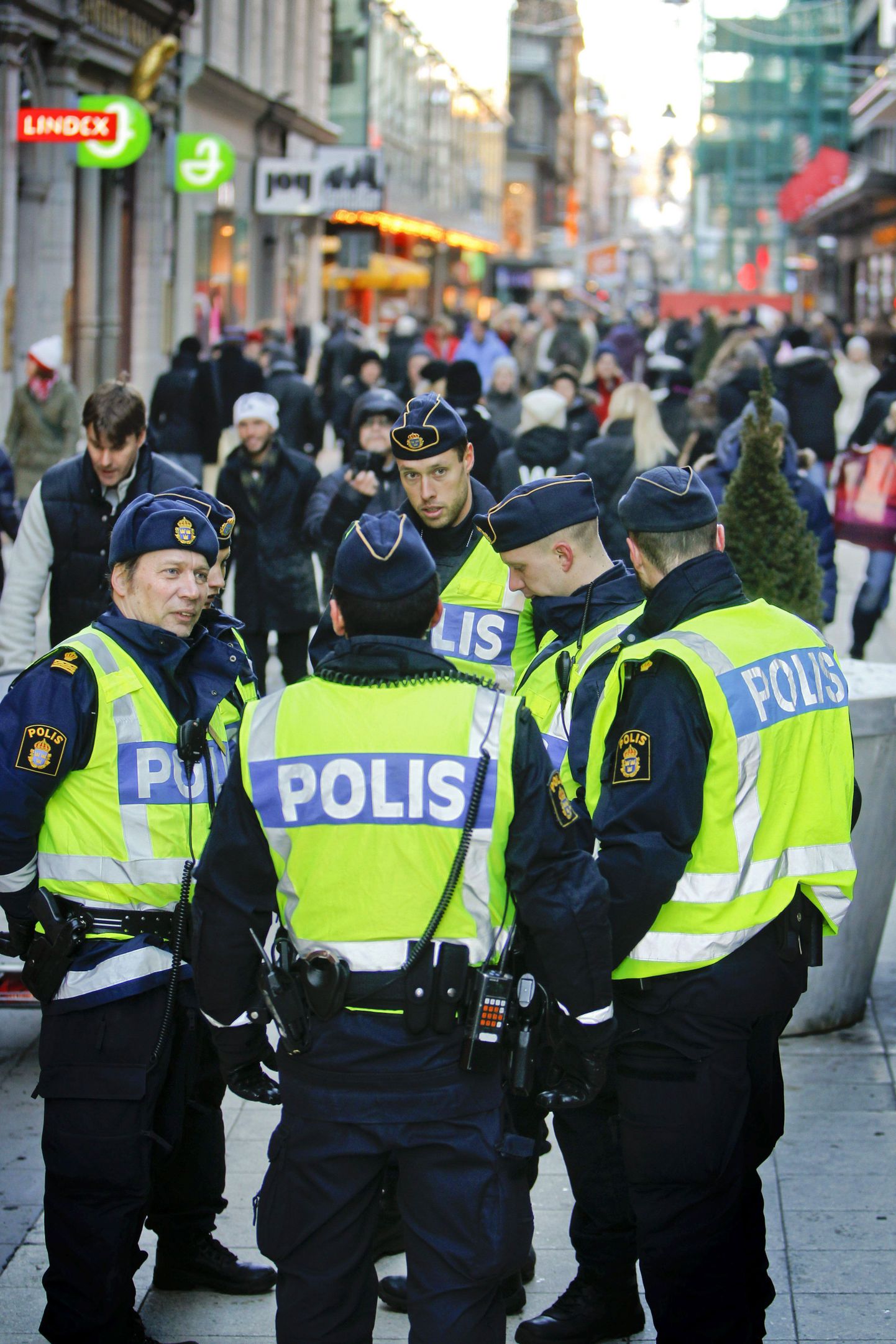 Politseinikud täna Stockholmis Drottninggatanil.