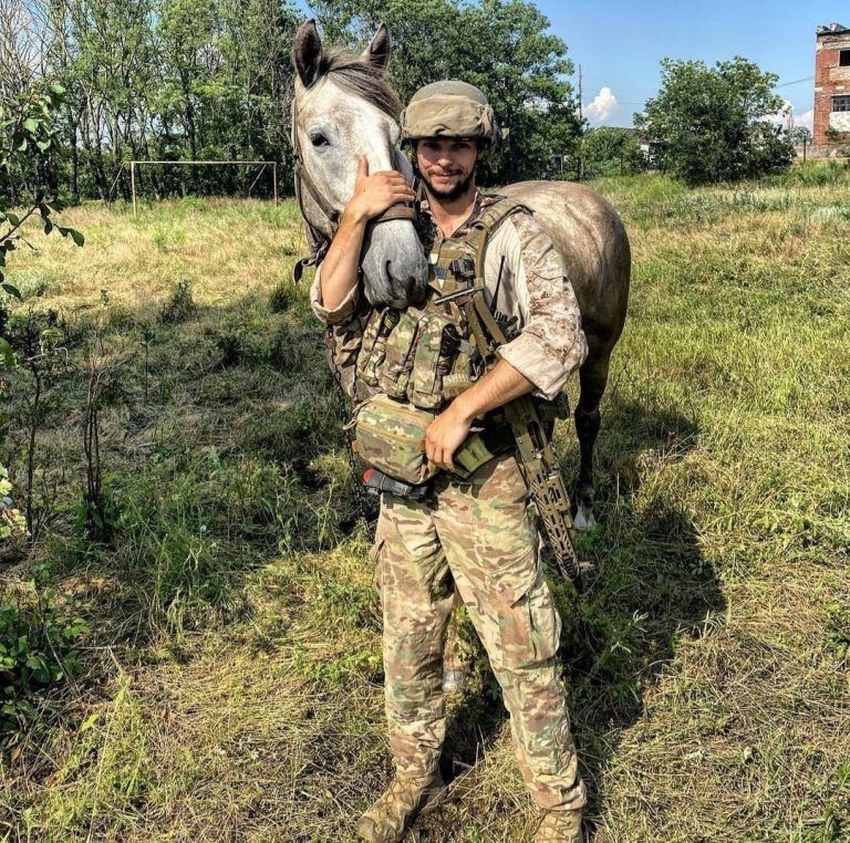 Военнослужащий полка «Азов» Лев Пашко где-то в районе города Светлодарск Донецкой области.