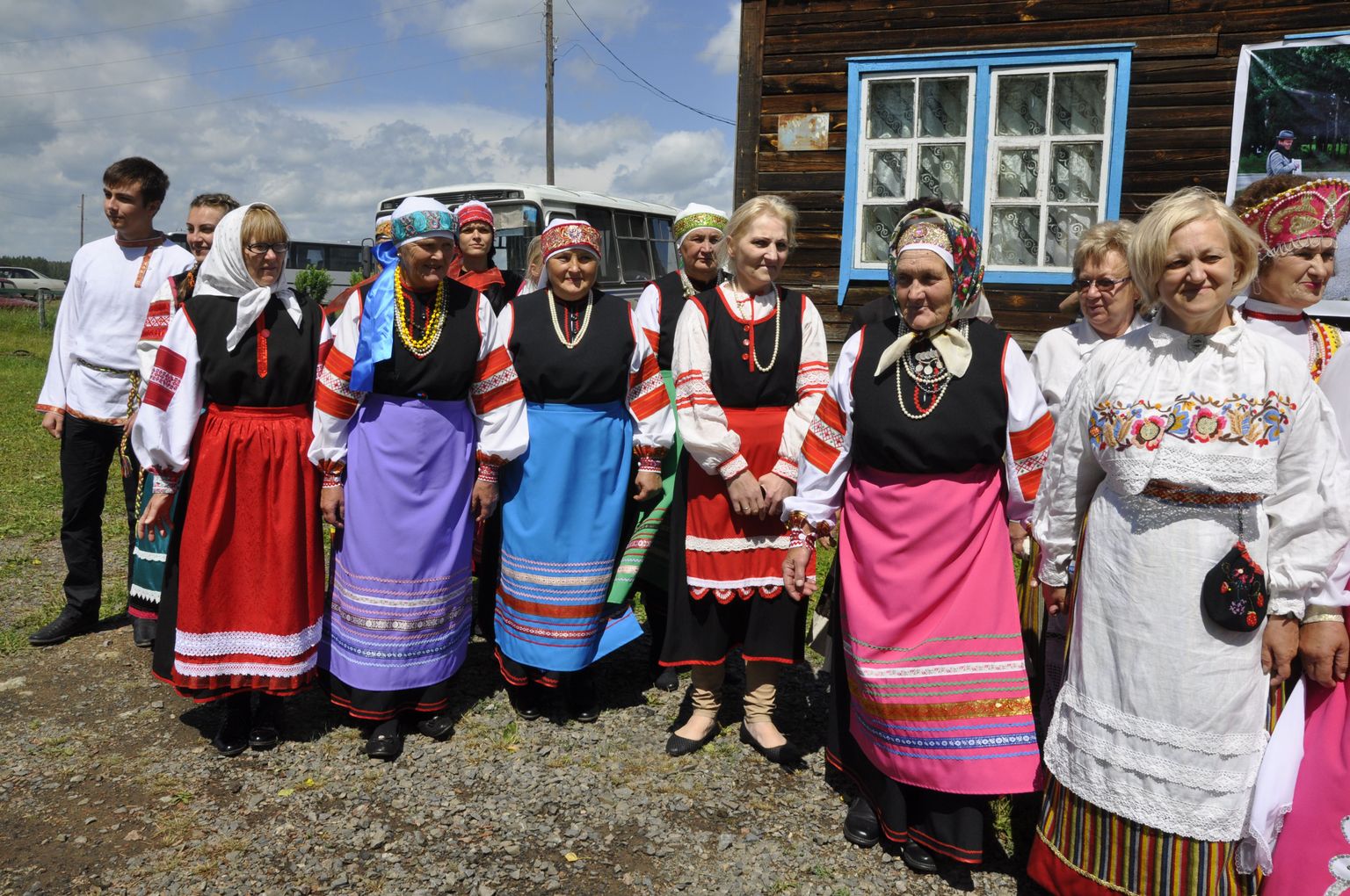 Vera Oinets (kõige paremal, heledate juustega) tänavu juuli algul Kransojarski krai seto külas Hait Seto kuningriigi päeval.