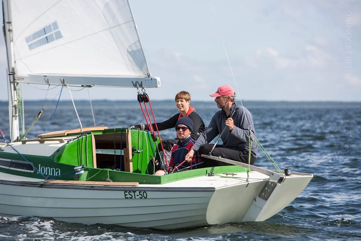 President Kaljulaid 2019. aastal Muhu Väina regatil jahi Jonna pardal.
