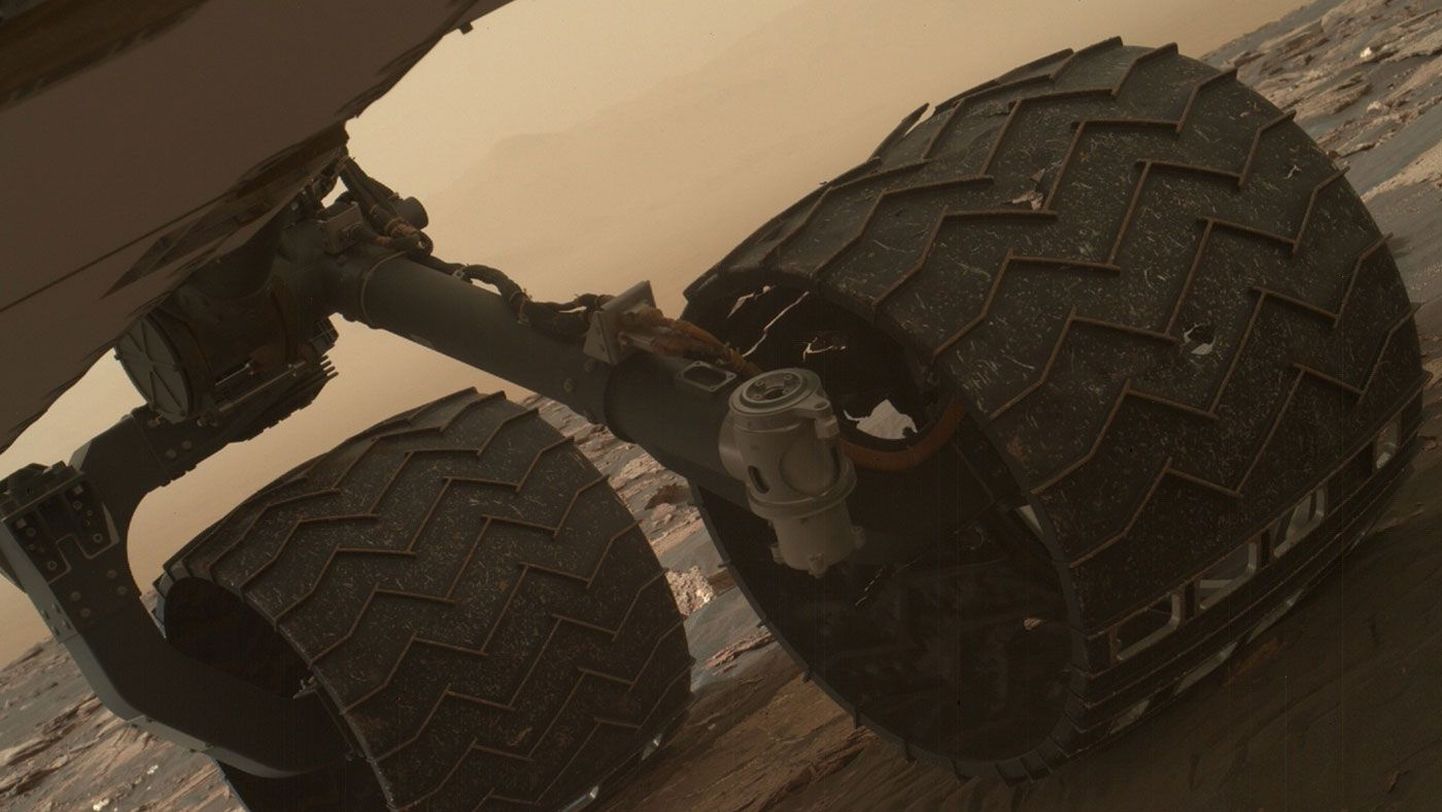 NASA avaldatud fotol on näha, kuidas ajahammas Curiosity kulguri rattaid kulutanud on.