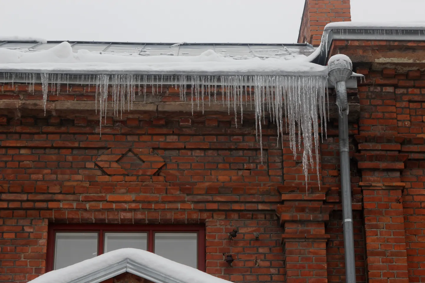 Tartu kesklinna majadele hakkasid 25. jaanuari paiku tekkima jääpurikad.
