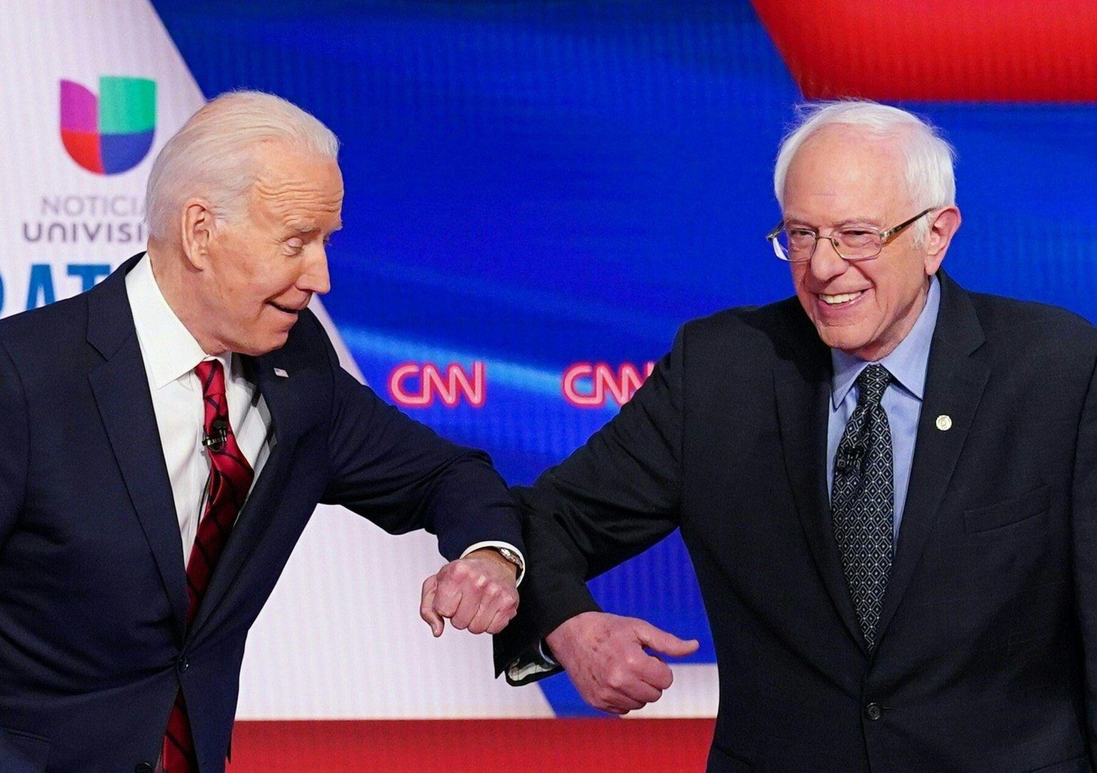 Joe Biden ja Bernie Sanders otsustasid käesurumise asemel pühapäevasel teledebatil küünarnukimüksu kasuks. 