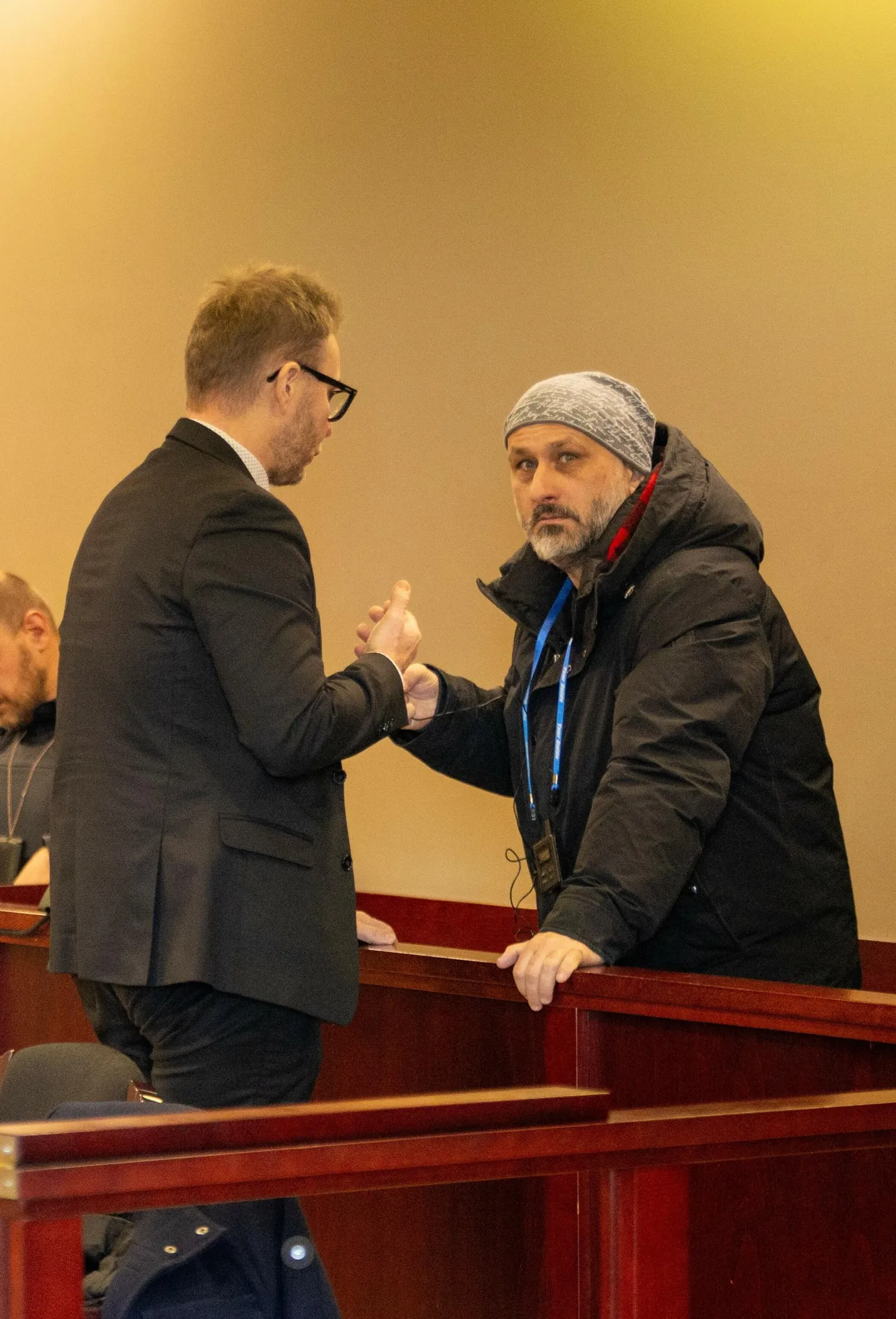 Kohtusse toodud Beqa Tsirekidze (paremal) vahetas istungi alguses mõned laused vandeadvokaadist kaitsja Vladimir Sadekoviga.