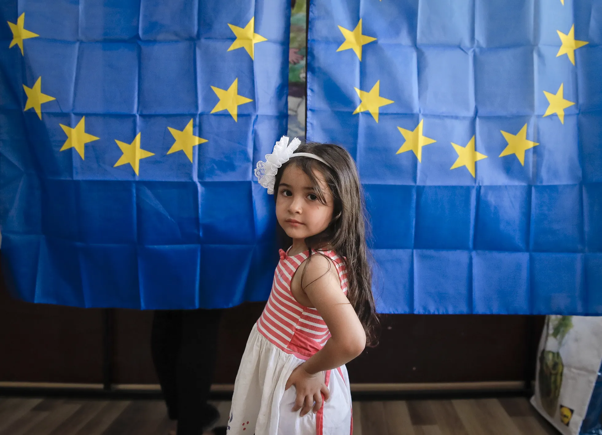Laps ootab hääletuskabiini juures Rumeenias Bălenis eelmiste Euroopa Parlamendi valimiste ajal 26. mail 2019.