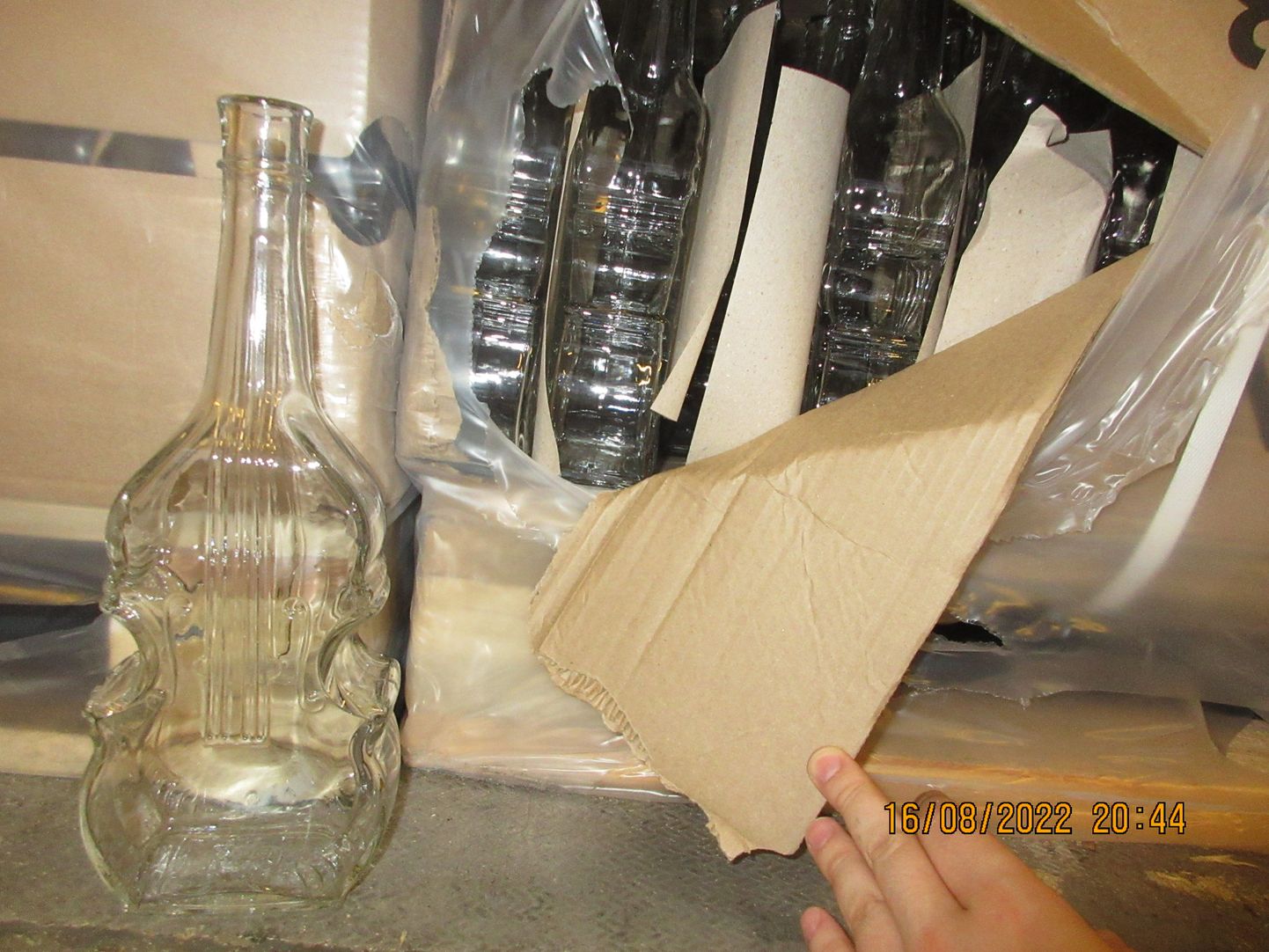 VID 16. augustā konstatē sankcijām pakļauto preču pārkāpumu - 48 paletes ar vijoles formas stikla pudelēm