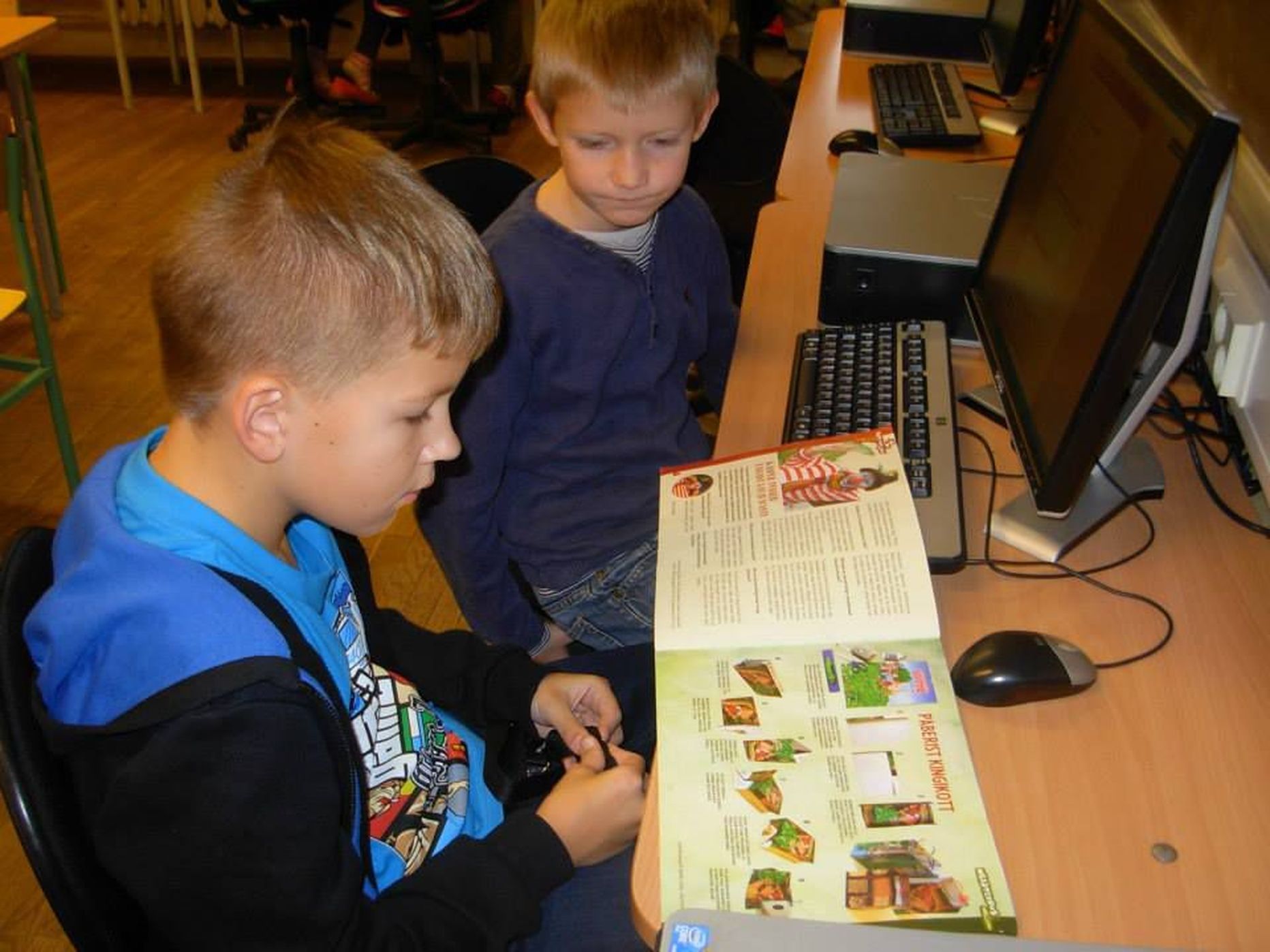 Vanalinna kooli õpilased loevad usinasti ajakirju Täheke ja Hea Laps, et viktoriinis edukalt kaasa lüüa.