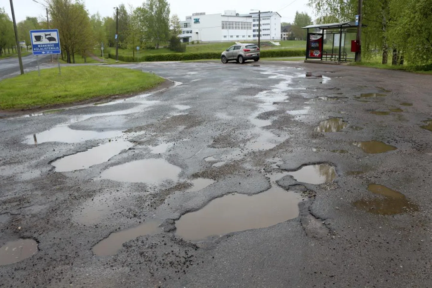 Seda, et bussidel on väga aukliku teekatte tõttu keeruline Jakobsoni kooli peatusse sõita, näitas ka toimetuse autoga tehtud proovisõit: auto rappus alatasa, sest auk oli augus kinni.