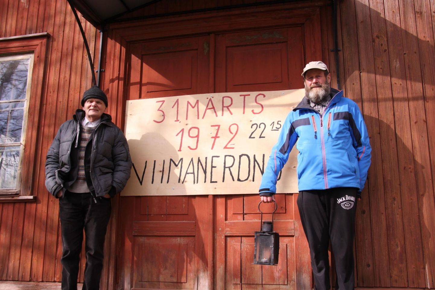 Urmas Neetar (vasakul) ja Harri Mikk meenutasid Esna jaama juures täpselt pool sajandit hiljem viimase reisirongi lahkumist.
