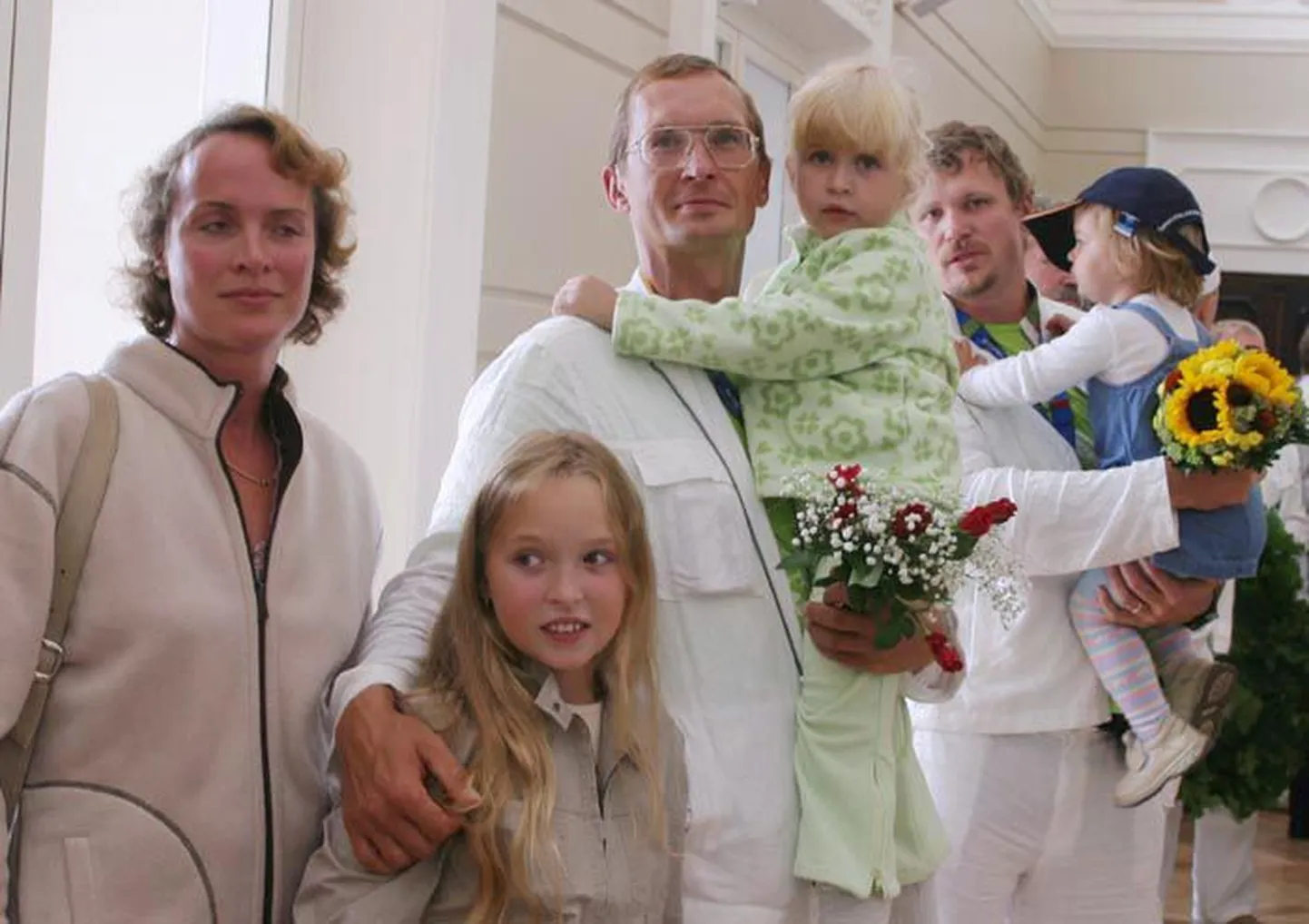 Ateena sõudevõistluse ühepaadi olümpiahõbe Jüri Jaanson koos abikaasa Tatjana, tütarde Anita ning Gretaga ja kettaheite olümpiapronks Aleksander Tammert koos tütre Alissaga võtsid Tallinna lennujaamas vastu sõprade ja toetajate õnnitlusi.