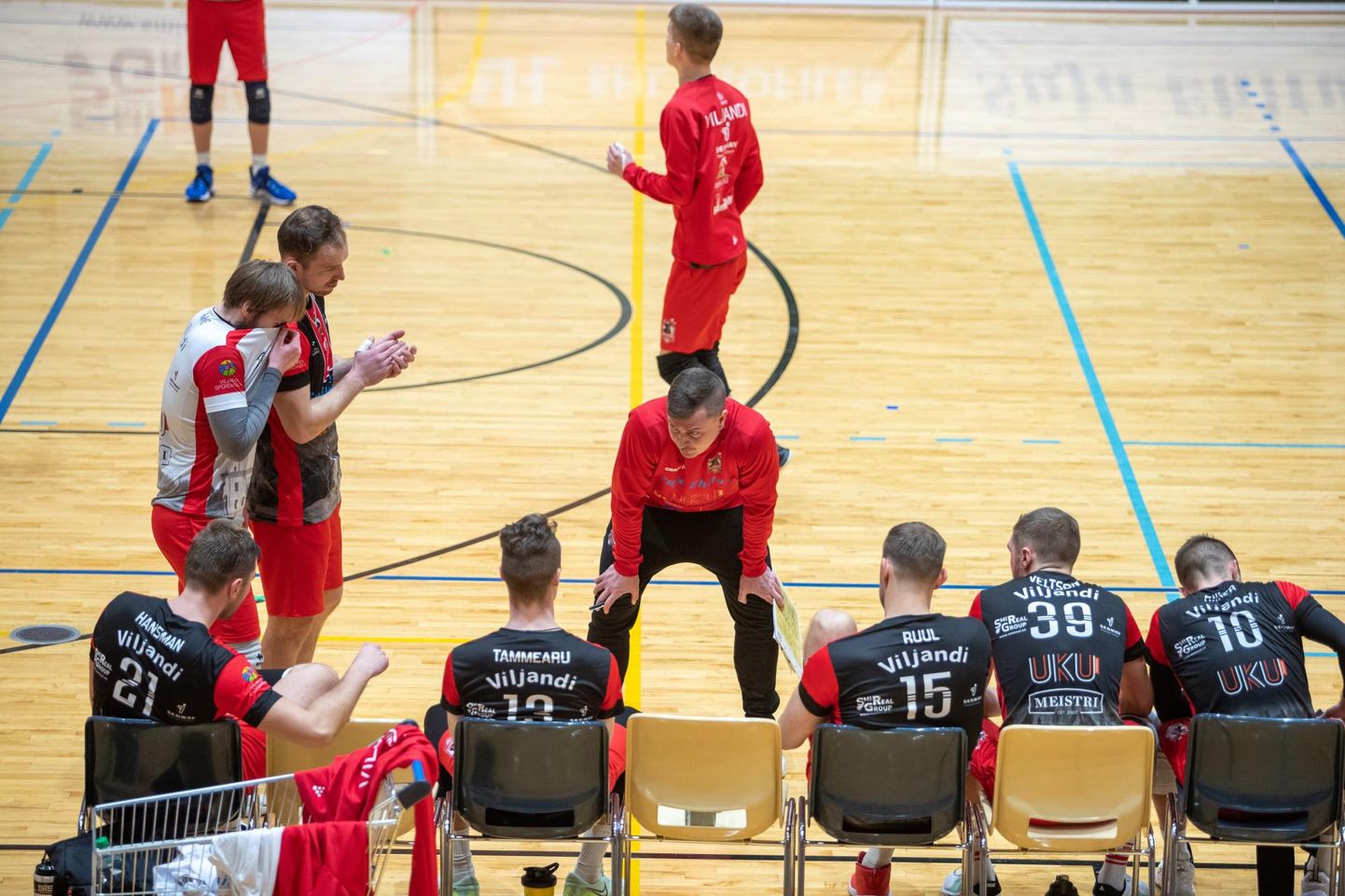 Viljandi Võrkpalliklubi meeskonnal tuli Eesti meistrivõistluste poolfinaalseeria kahes kohtumises tunnistada 3:1 BMF/Rakvere Võrkpalliklubi paremust ning ta jätkab pronksiseerias, samal ajal kui mullune hõbe mängib finaalis.