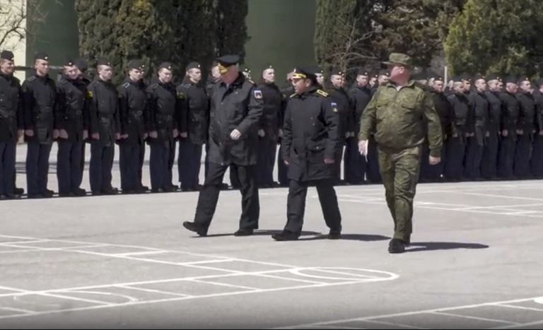 Kaader Vene kaitseministeeriumi avaldatud videost, millel on näha Vene mereväe komandöri admiral Nikolai Jevmenovit (vasakul) ristleja Moskva meeskonda tervitamas. Vene võimud väidavad, et see video on tehtud pärast Moskva uppumist ja kogu meeskond on elus