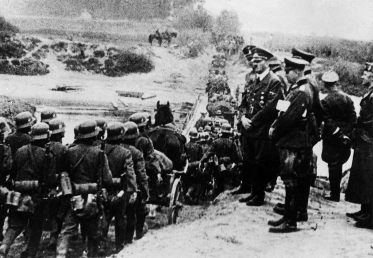 Adolf Hitler ja saksa väeüksused 1939. aastal Poolas