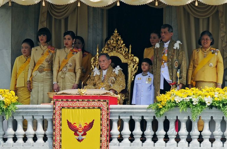 Tai kuningas Bhumibol Adulyadej (keskel) ümbritsetud pereliikmetest. Praegune kuningas Maha Vajiralongkorn on paremal.