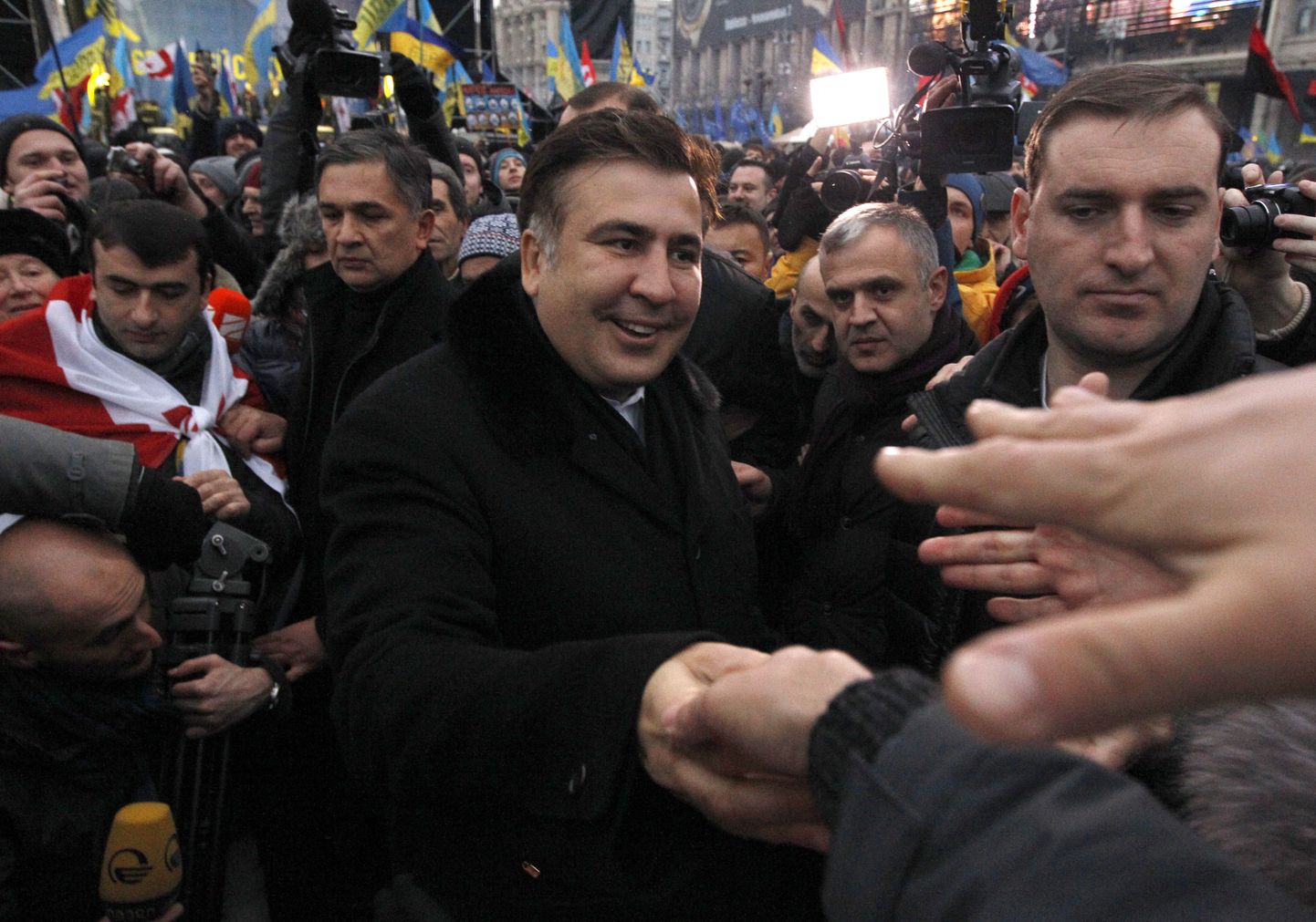 Gruusia endine president Mihheil Saakšvili (ees keskel) täna Kiievis Iseseisvuse väljakul.