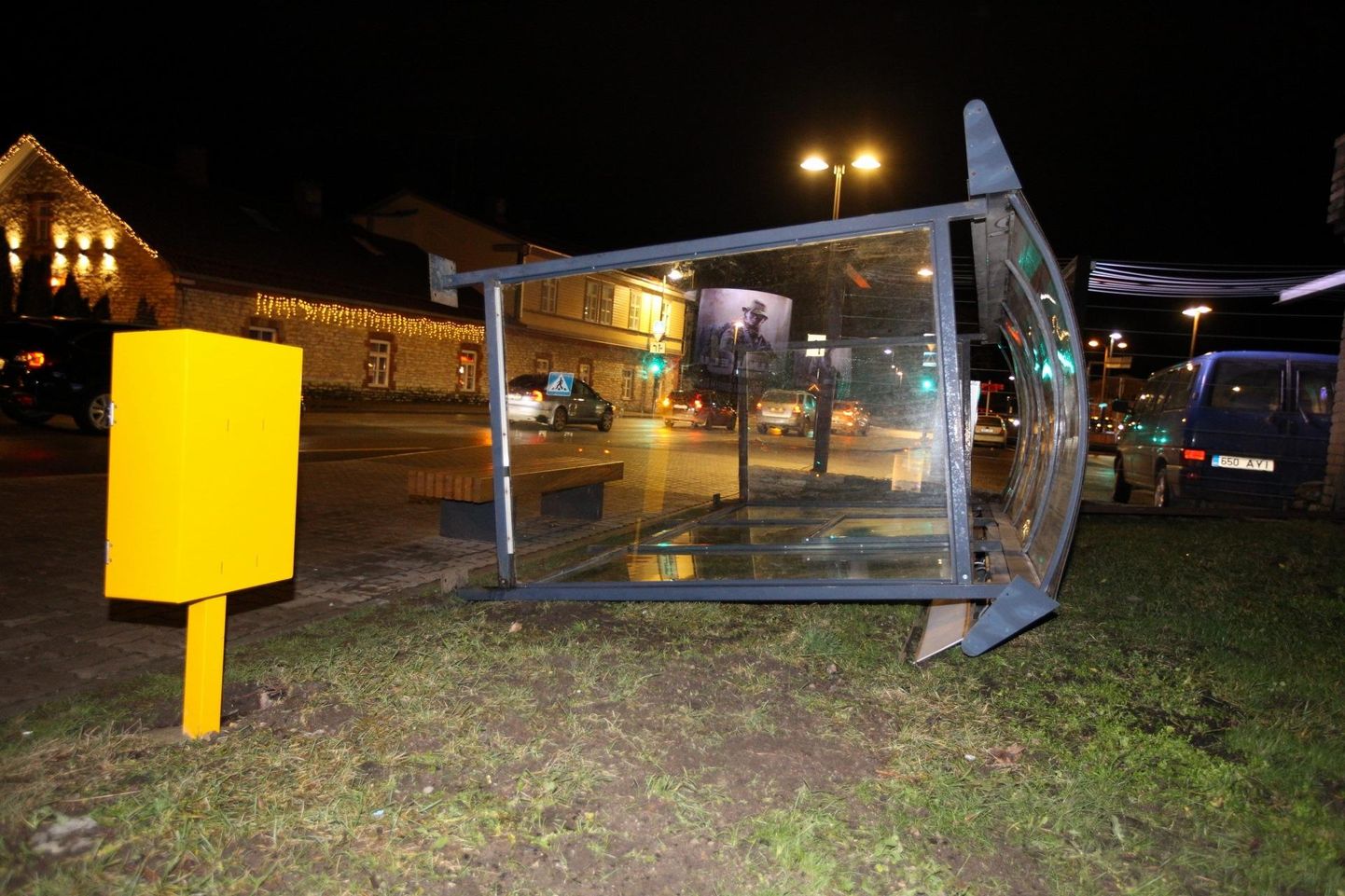 Tugev tuul lükkas kolmapäeva pärastlõunal Rakveres ümber Jakobsoni tänava bussiootepaviljoni. Õnneks keegi vigastada ei saanud.